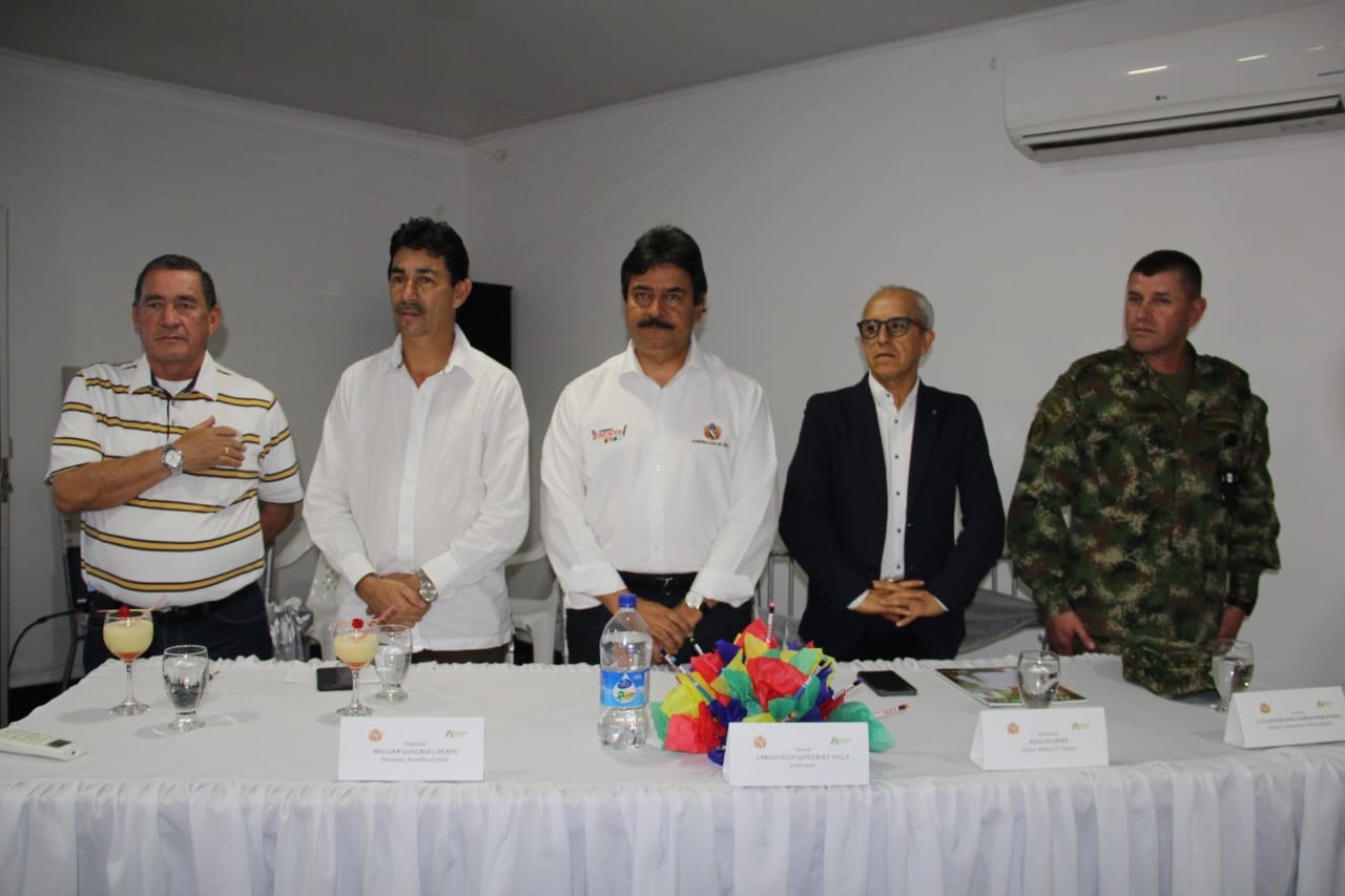 La mesa principal estuvo conformada por diputado Julio César Díaz Cruz; presidente de la Asamblea, William González Henao; gobernador del Huila, Carlos Julio González Villa; periodista Edulfo Peña, integrante del jurado calificador; y el coronel Luis Javier Avellaneda Hernández.